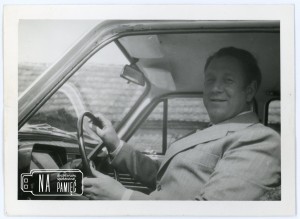 1976. Aleksander Kałużka w samochodzie Zaporożec, przed domem nr 37 w Buczynie, 1976 rok, 